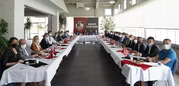 Gaziantep FK'da Mehmet Büyükekşi, görevi Cevdet Akınal'a devretti Gaziantep FK'da Mehmet Büyükekşi, görevi Cevdet Akınal'a devretti