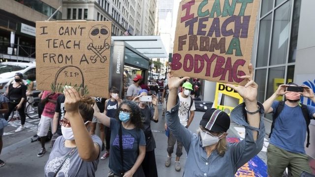 Hafta başında New York'taki öğretmenler sokağa çıkmış ve okulların açılması planlarını protesto etmişti. Öğretmenler 'Ceset torbasındayken bir şey öğretemem' yazılı dövizler taşıyordu.