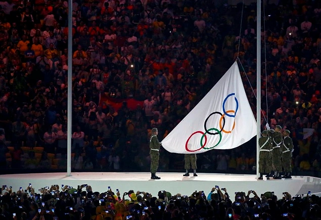 Olimpiyat bayrağı göndere çekildi