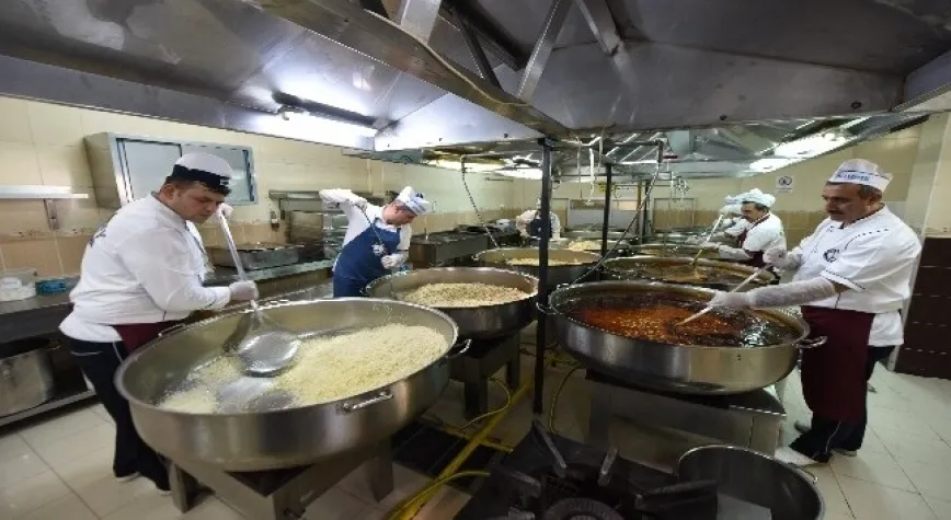 Kazanlar binlerce kişi için kaynıyor