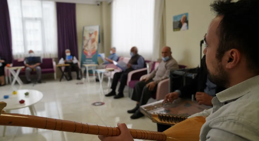 ALZAYMIR HASTALARI MÜZİKLİ TERAPİ İLE MORAL DEPOLUYOR