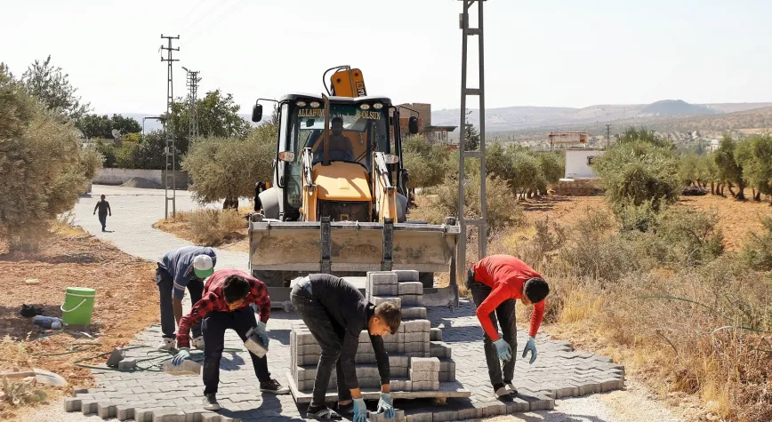 AŞAĞI ARIL MAHALLESİ’NDE KİLİTLİ PARKE TAŞI ÇALIŞMALARI BAŞLADI