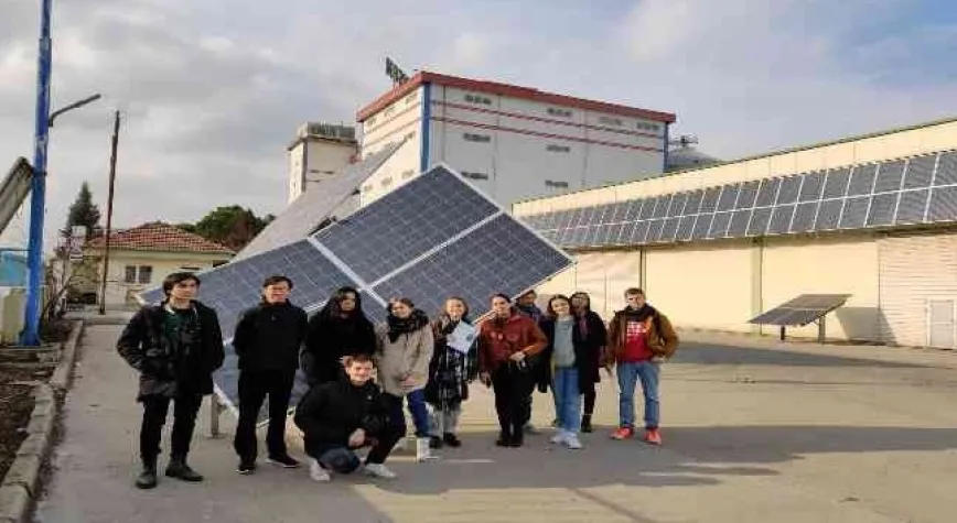 Avrupalı gençler Solartürk tesislerini gezdi