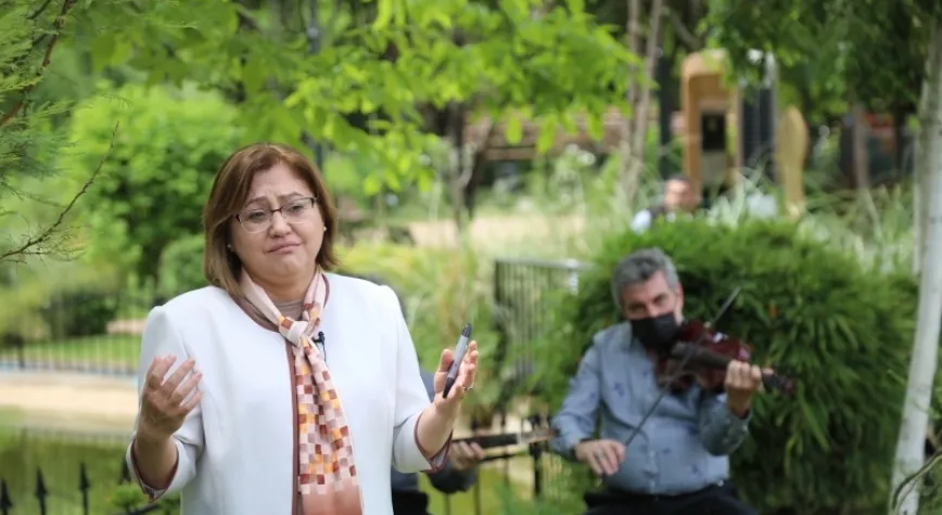 Başkan Şahin, anneleri konu alan şiir hem okudu hem ağladı