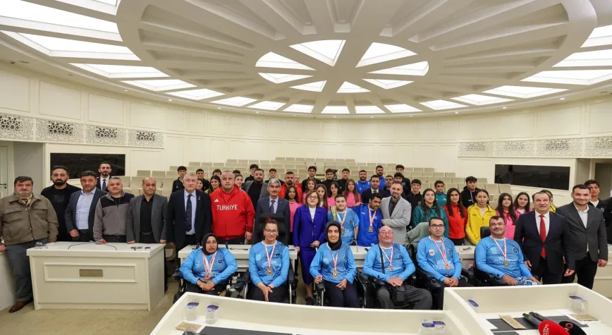 BAŞKAN ŞAHİN, BAŞARILI SPORCULARLA BİR ARAYA GELDİ