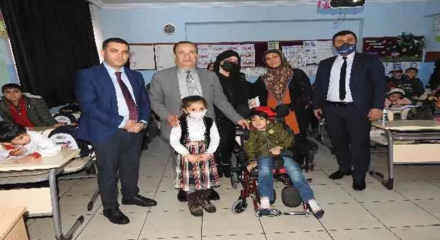 Bebek arabasıyla okula götürülen çocuğa Fatma Şahin sahip çıktı