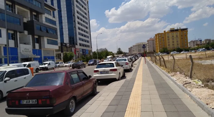 Bu caddelere ağaç dikilmez mi?