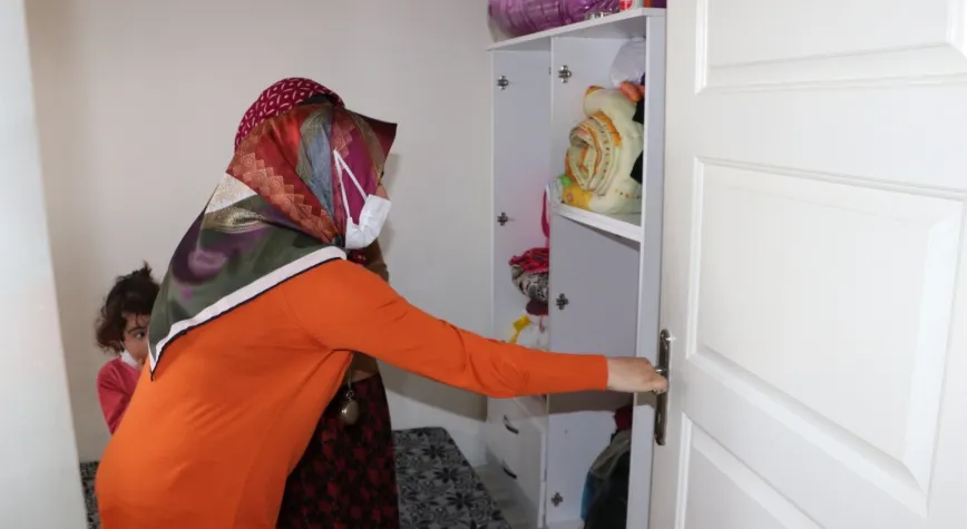 BÜYÜKŞEHİR’DEN İKİ ÇOCUĞUYLA SOKAKTA KALAN ANNEYE YARDIM ELİ!