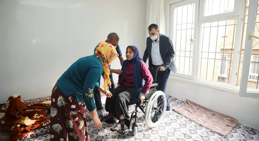 ELİF TEYZE, ÇOK İSTEDİĞİ TEKERLEKLİ SANDALYESİ’NE KAVUŞTU