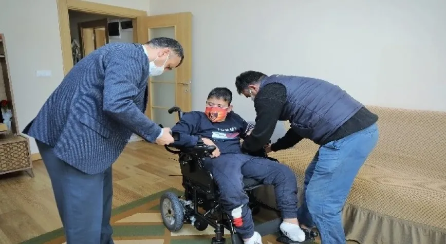 Engelli gencin akülü sandalye sevinci