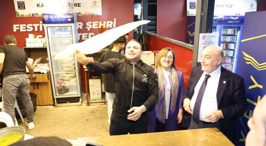 GASTROANTEP’TE LEZZET, EMEK VE KÜLTÜRÜN BULUŞTUĞU STANTLARA BAŞKAN ŞAHİN’DEN YAKIN İLGİ