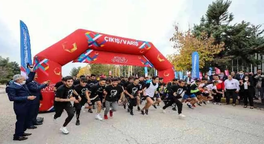 GAÜN’DE öğrenciler Atatürk anısına koştu