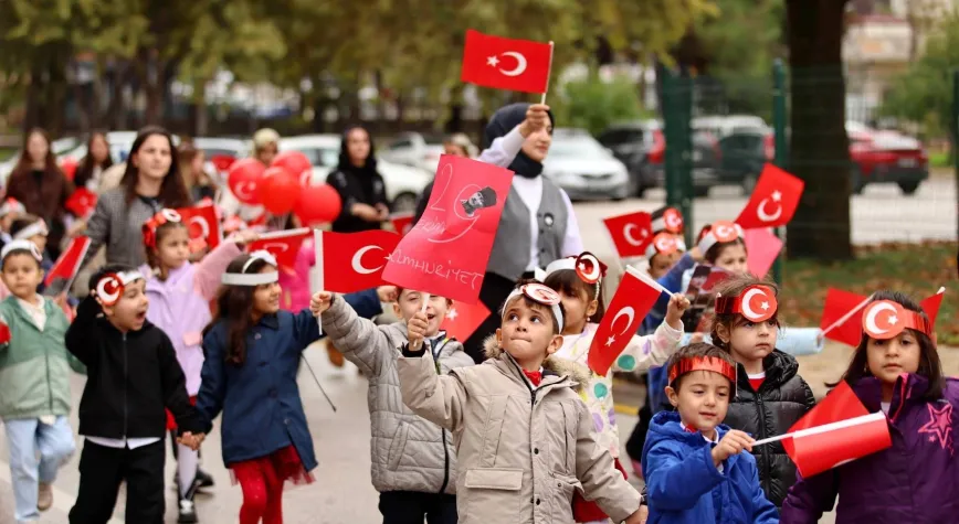 GAÜN’lü minikler bando eşliğinde Cumhuriyet için yürüdü