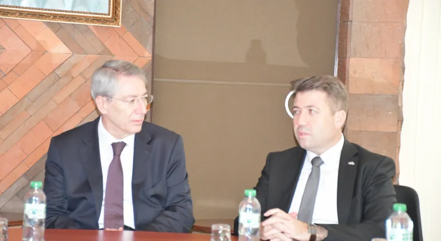 GAZİANTEPLİ HALICILARDAN PARİS'TE KRİTİK TEMASLAR