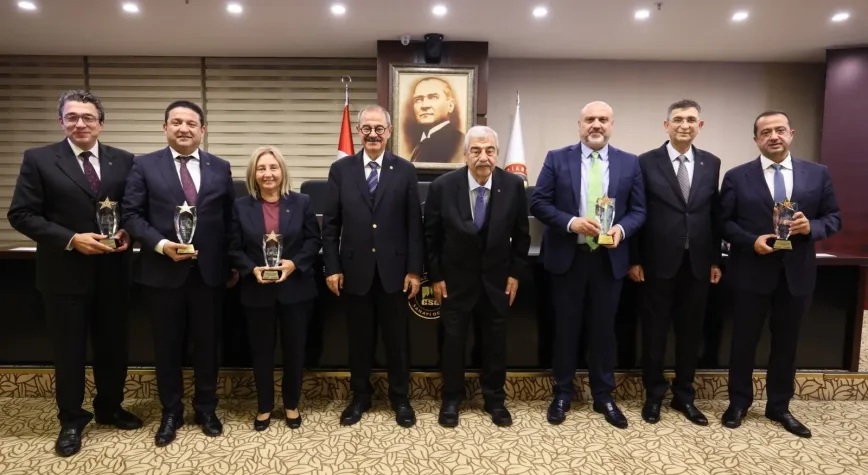 GSO’dan önceki dönem meclis ve yönetim kurulu üyelerine vefa plaketi