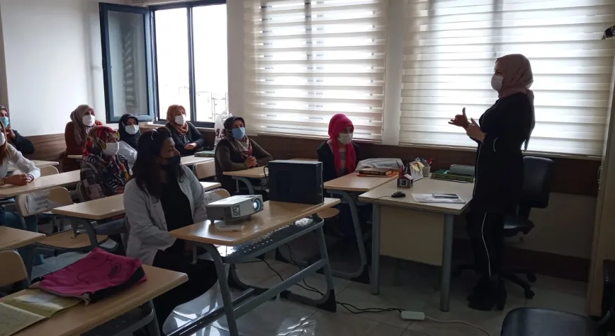 MADDE BAĞIMLILIĞINA KARŞI MÜCADELEDE ANNELER BİLİNÇLENDİRİLİYOR