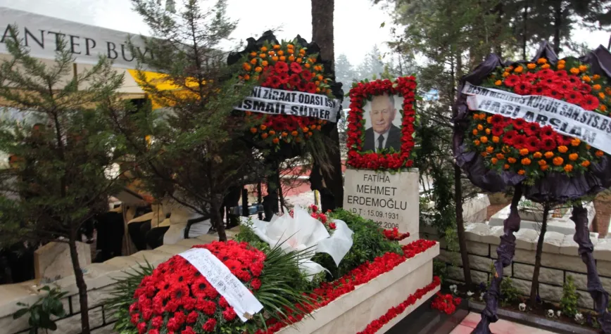 Merhum Mehmet Erdemoğlu mezarı başında anıldı