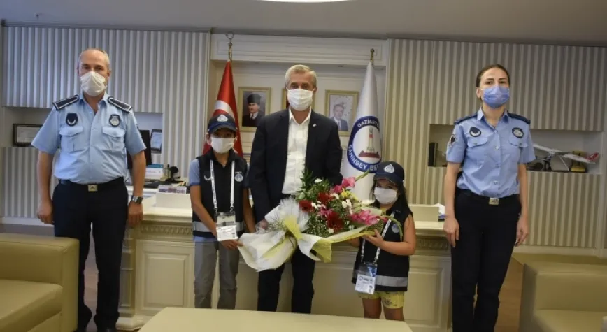 Minik zabıtalardan Tahmazoğlu’na sürpriz ziyaret