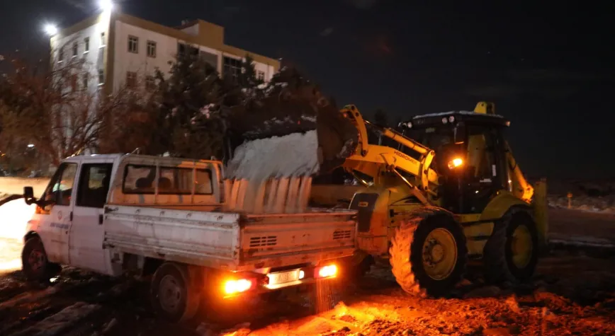 Nizip Belediyesi gece boyunca tuzlama çalışması yaptı.