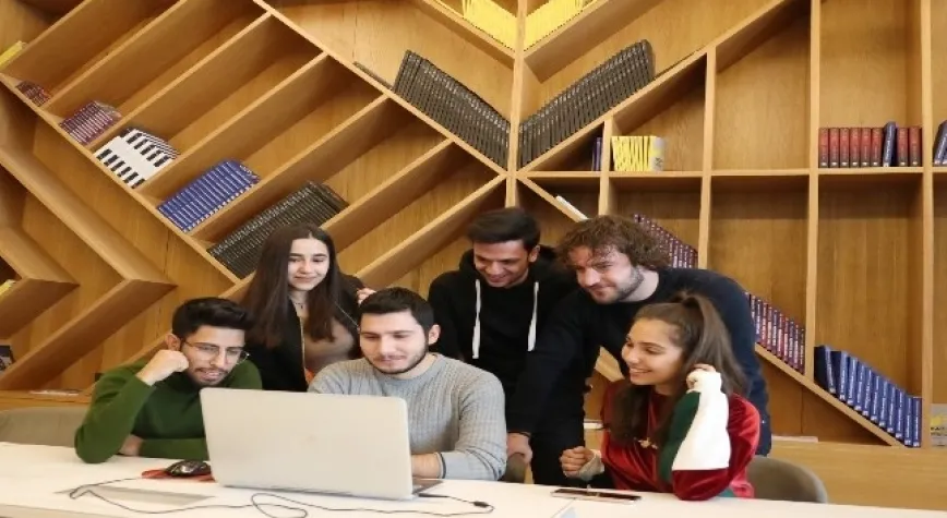 Öğrencilerden HKÜ’ye tam not