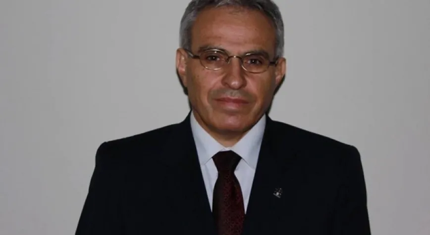 Profesör olmadığından kendini atadı