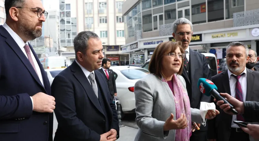 ŞAHİN, TÜRK BAYRAKLARI HEDİYE ETTİĞİ ESNAFLA İSTİKLAL MARŞI’NI OKUDU!