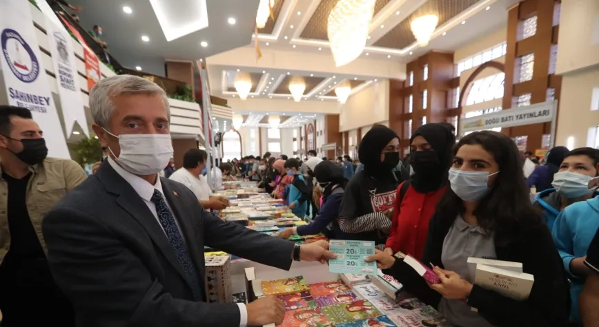ŞAHİNBEY ’DEN 50.000 ÖĞRENCİYE 80 TL DEĞERİNDE KİTAP HEDİYE ÇEKİ