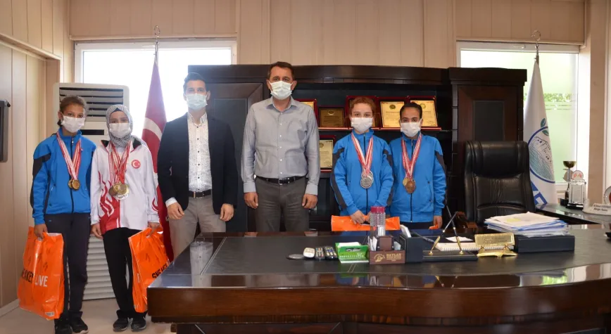 Sakaroğlu’ndan başarılı sporculara Ödül