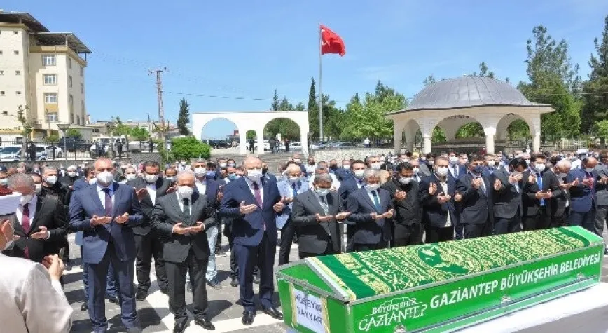 ŞAMİL Tayyar’ın babası son yolculuğuna uğurlandı