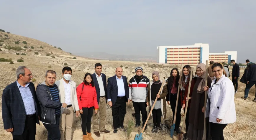  Sarı, Üniversite öğrencileriyle fidan dikti