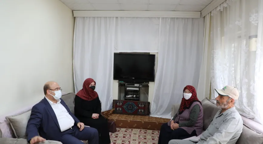 Sarı’dan annelere ziyaret