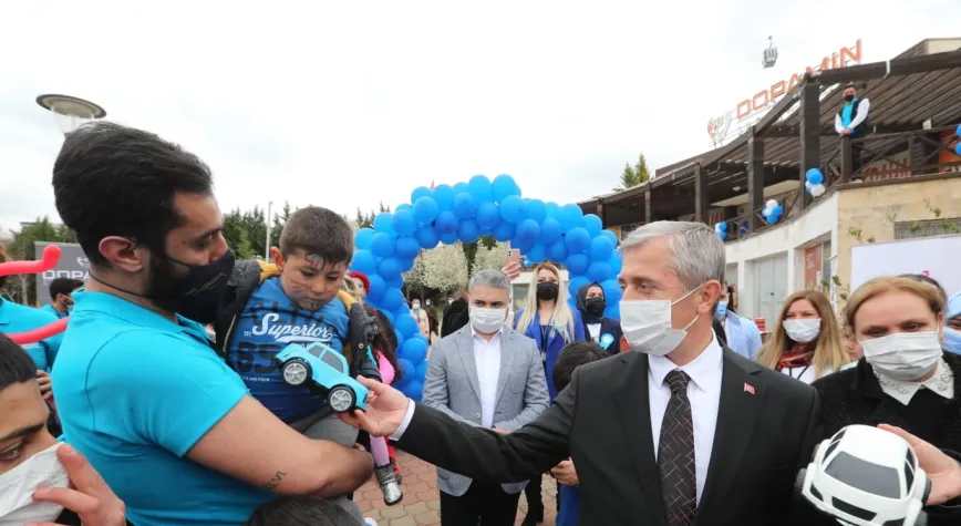 TAHMAZOĞLU OTİZMLİ ÇOCUKLARI ZİYARET ETTİ