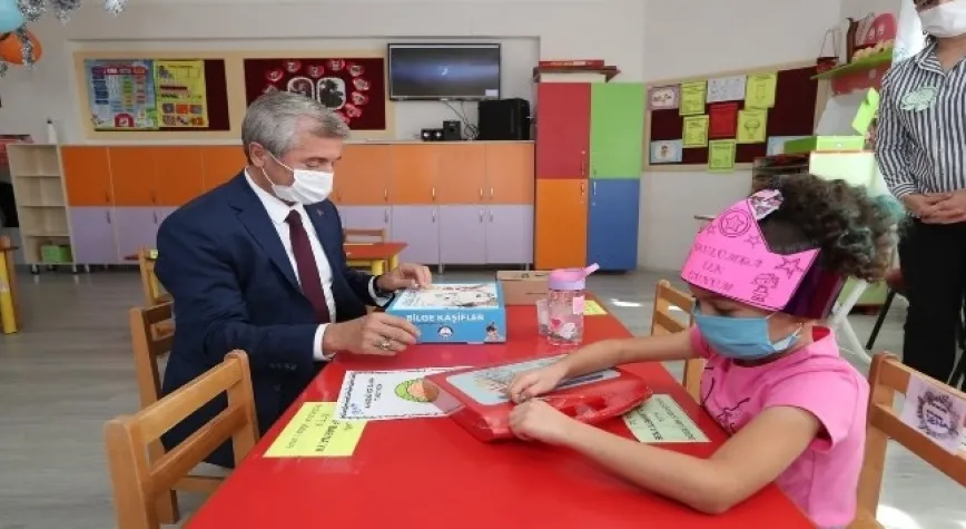 Tahmazoğlu’ndan Minik Öğrencilere Hediye