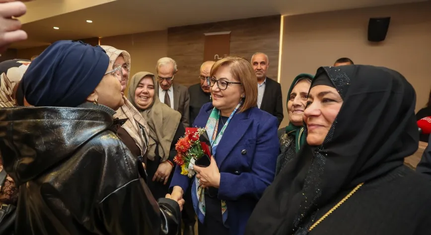 Umreden dönen ikinci kafile, Fatma Şahin ile bir araya geldi