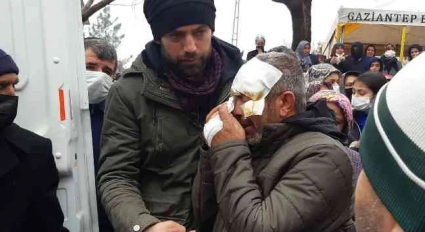 Yüzü gözü sargılar içerisinde, kazada ölen karısı için gözyaşı döktü